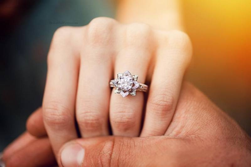 2020 New Arrival Sparkling Luxury Jewelry 925 Sterling Silver Round Cut White Topaz CZ Diamond Gemstones Wedding Engagement Band Ring Gift