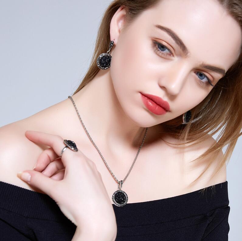Fashion Vintage Black Gem Jewelry Set Fashion Women Wedding Jewelry Set Crystal Round Stone Pendant Necklace Earring Ring Sets
Fashion Vintage Black Gem Jewelry Set Fashion Women Wedding Jewelry Set Crystal Round Stone Pendant Necklace Earring Ring Sets