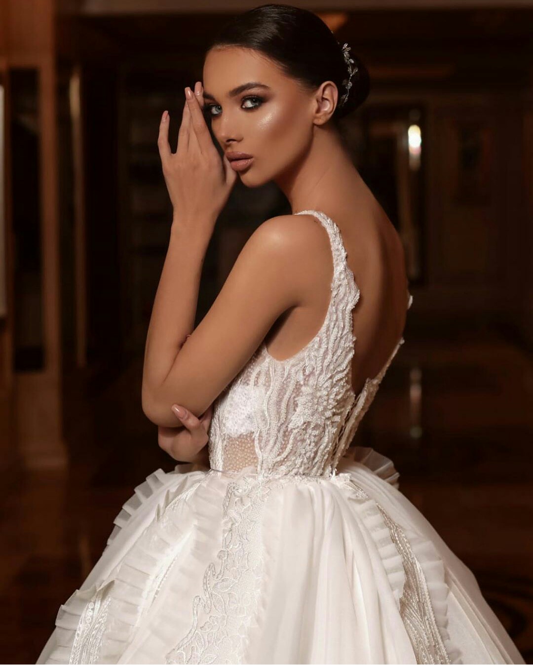 Luxury Arabic Wedding Dresses V Neck Ruffles Appliques Sweep Train Plus Size Wedding Dress Bridal Gowns Elegant Robes De Mariée