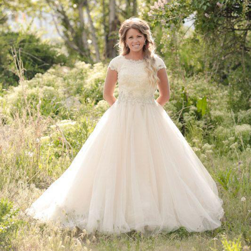 Modest Lace Wedding Dresses Scoop Neckline And Cap Sleeves Beaded Crystal Tulle A-line Wedding Gowns Covered Button Back Country Bridal Gown