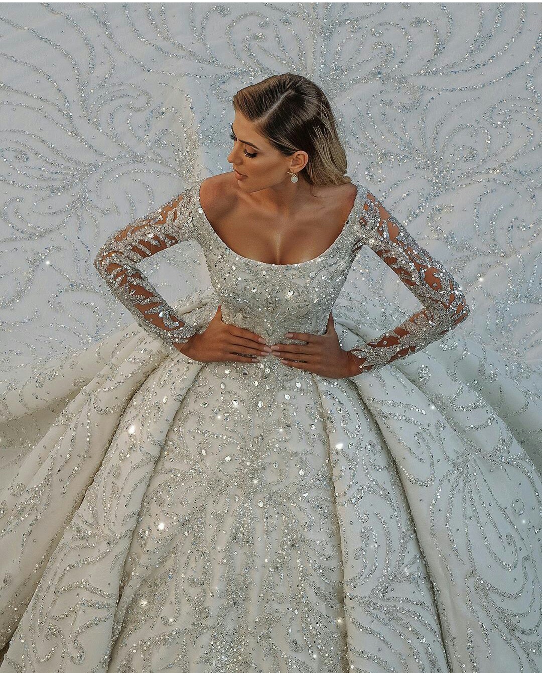 Luxury Chapel Train Wedding Dresses Scoop Neck Long Sleeve Sequined Arabic Vintage Bridal Gowns Robes De Mariée