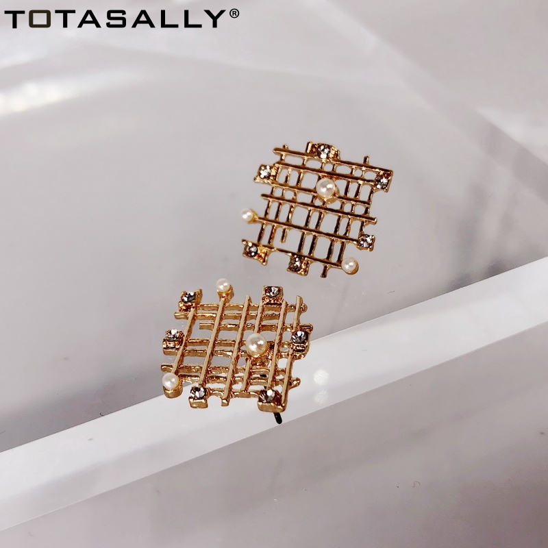 TOTASALLY New Women Earrings Irregular Hollow Earrings Designer Rhinestone Pearl for Party Brincos Bijoux Dropship
TOTASALLY New Women Earrings Irregular Hollow Earrings Designer Rhinestone Pearl for Party Brincos Bijoux Dropship