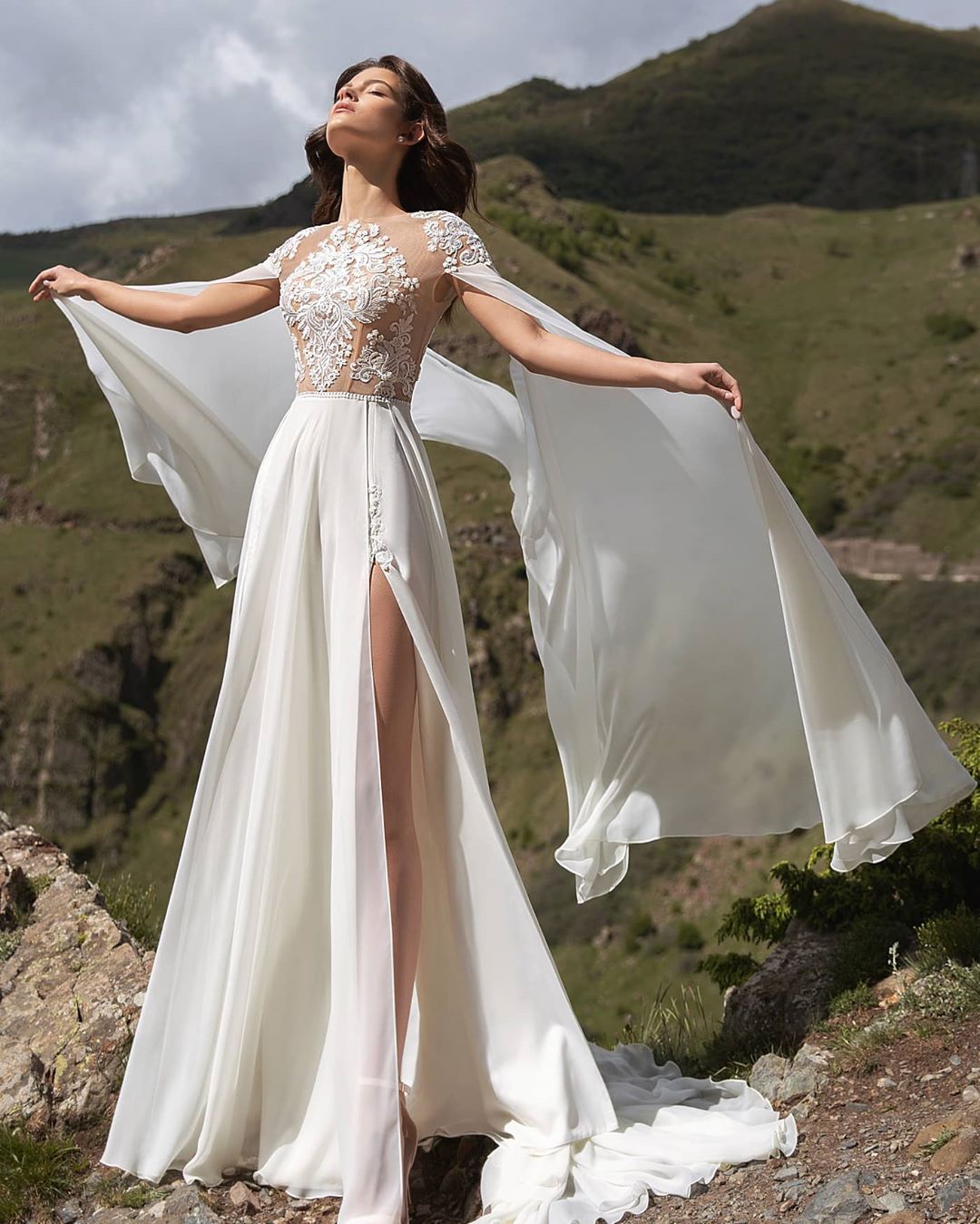 Appliqued Attractive Lace Backless Wedding Dresses Sheer Bateau Neck Long Sleeves Bridal Gowns Split Side A Line Chiffon Robe De Marie
