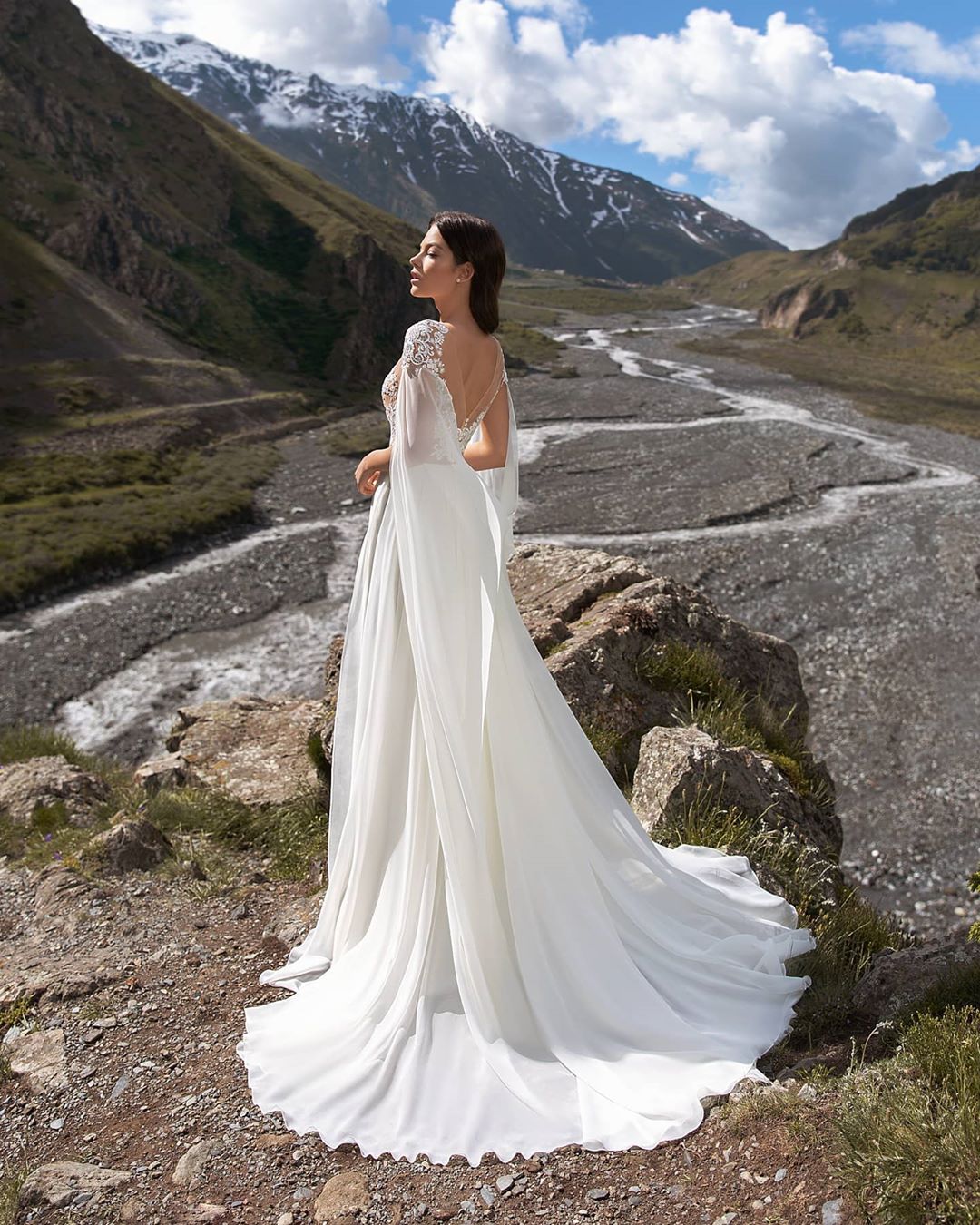 Appliqued Attractive Lace Backless Wedding Dresses Sheer Bateau Neck Long Sleeves Bridal Gowns Split Side A Line Chiffon Robe De Marie