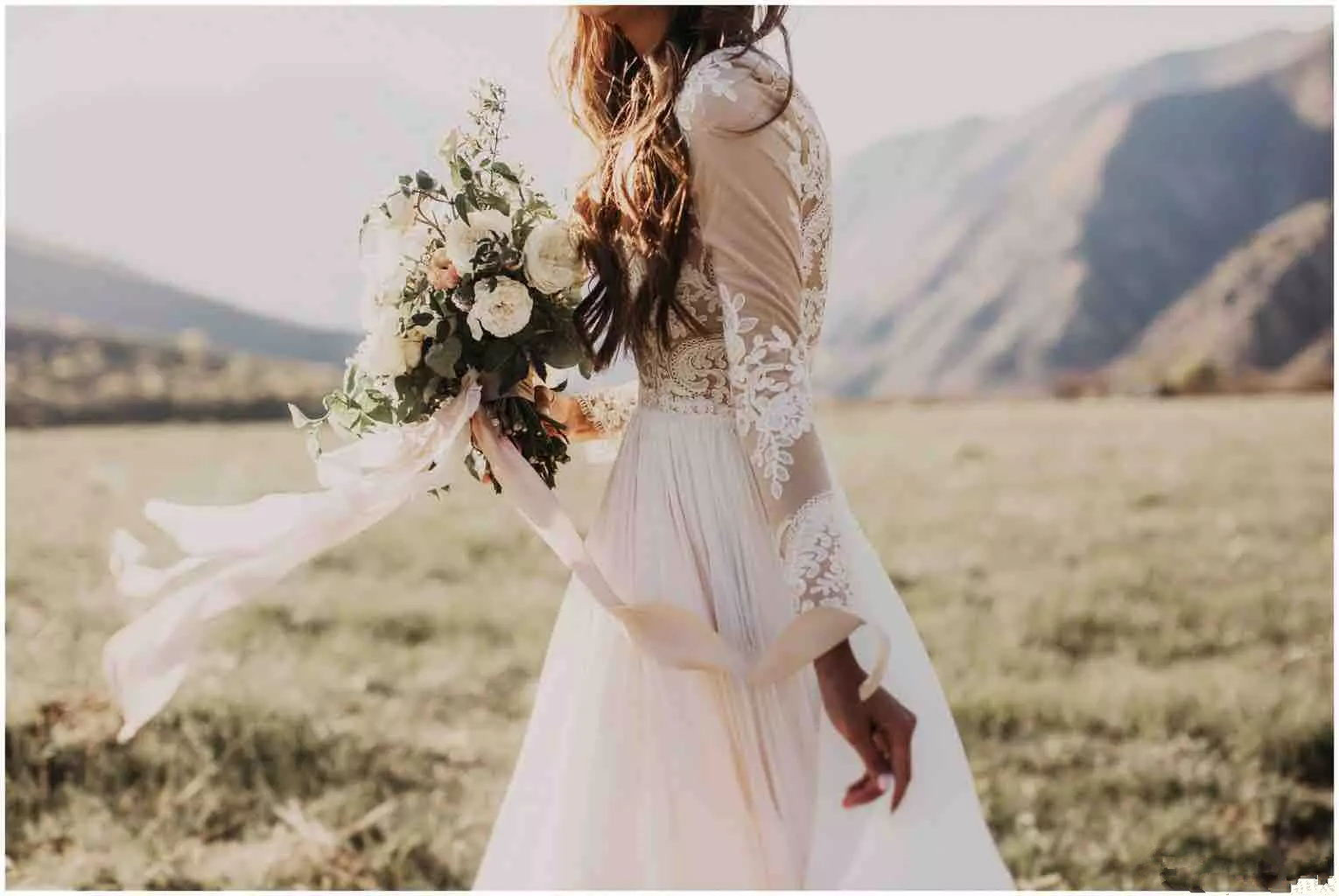Vintage Bohemian Beach Wedding Dresses Lace Appliqued Long Sleeves Bridal Gowns Chiffon Sweep Train Boho Wedding Dress