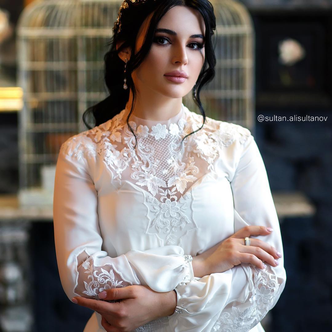 2020 New Arrival A Line Wedding Gowns High Neck Long Sleeve Tulle Lace Satin Wedding Dresses Sweep Length Applique Zipper Bridal Gowns