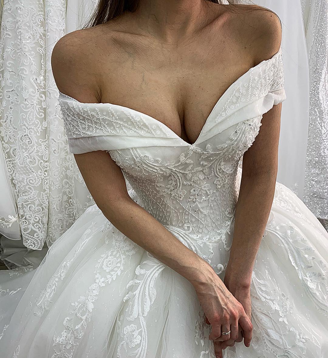 2019 Luxury Ball Gown Weddings Dresses With Petticoat Applique Off The Shoulder Beach Wedding Dress Sequins Lace Plus Size Bridal Gown