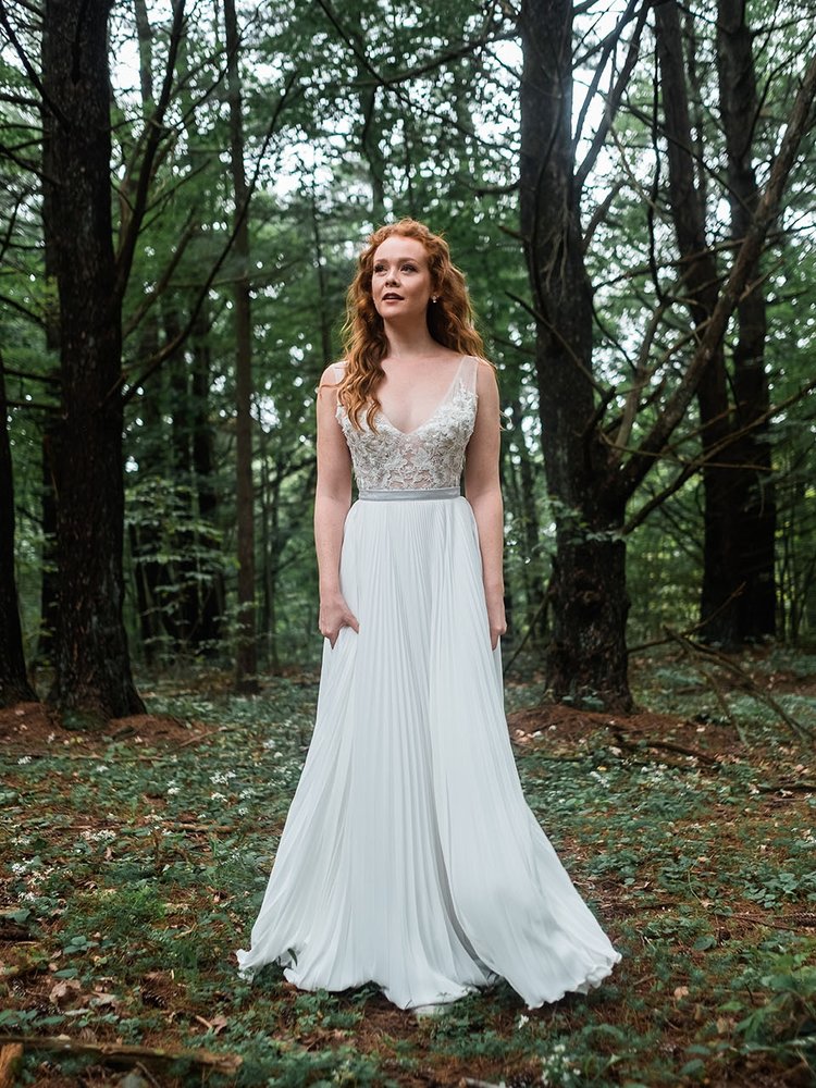 Newest Country Wedding Dresses V Neck Lace Bodice A Line Sweep Train Sleeveless Bohemia Wedding Dress Custom Sequins Plus Size Bridal Gowns