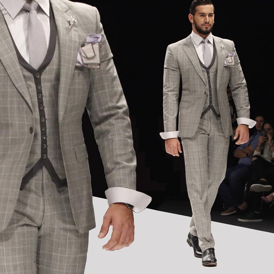 2019 Handsome Mens Designer Suits Light Grey Damier Check Three Pieces Peaked Lapel Groom Tuxedos Customized Best Man Business Men Suits