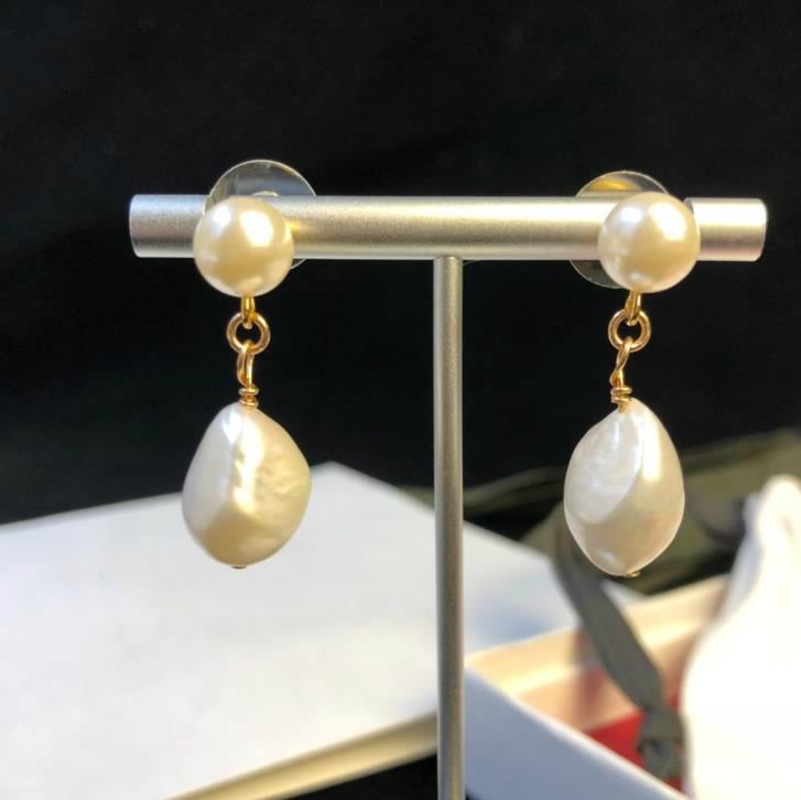 Famous European jewelry Plated 18k gold natural irregular shaped pearl pendant earrings women banquet party jewelry
Famous European jewelry Plated 18k gold natural irregular shaped pearl pendant earrings women banquet party jewelry