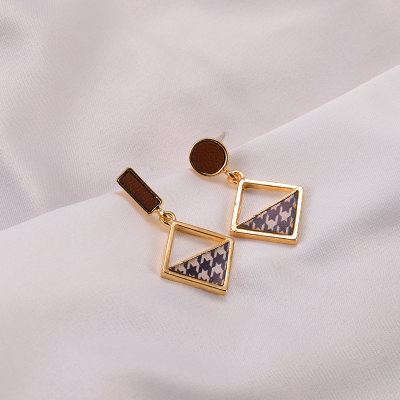 Hot Fashion Jewelry S925 Silver Pin Asymmetrical Geometric Earrings Stud Dangle Earrings S741
Hot Fashion Jewelry S925 Silver Pin Asymmetrical Geometric Earrings Stud Dangle Earrings S741