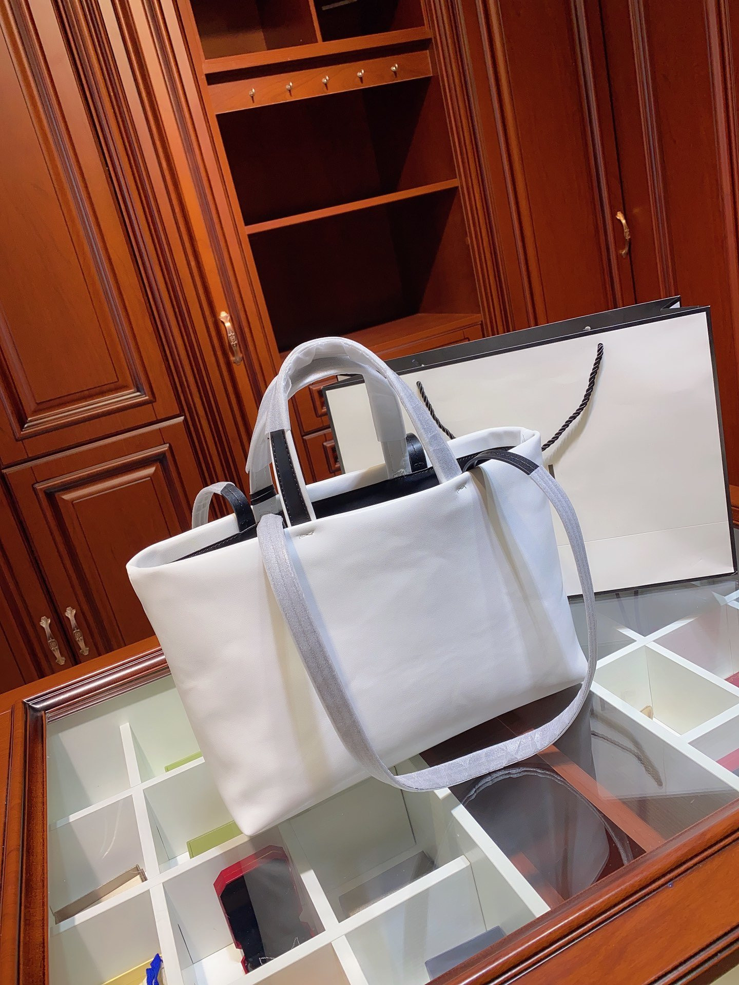 Spring/Summer Fashion Shows New Luxury Designer Brand Simple Atmospheric Beach Shopping Bag Hand Bill of Lading Shoulder Bag 271277, White
Spring/Summer Fashion Shows New Luxury Designer Brand Simple Atmospheric Beach Shopping Bag Hand Bill of Lading Shoulder Bag 271277, White