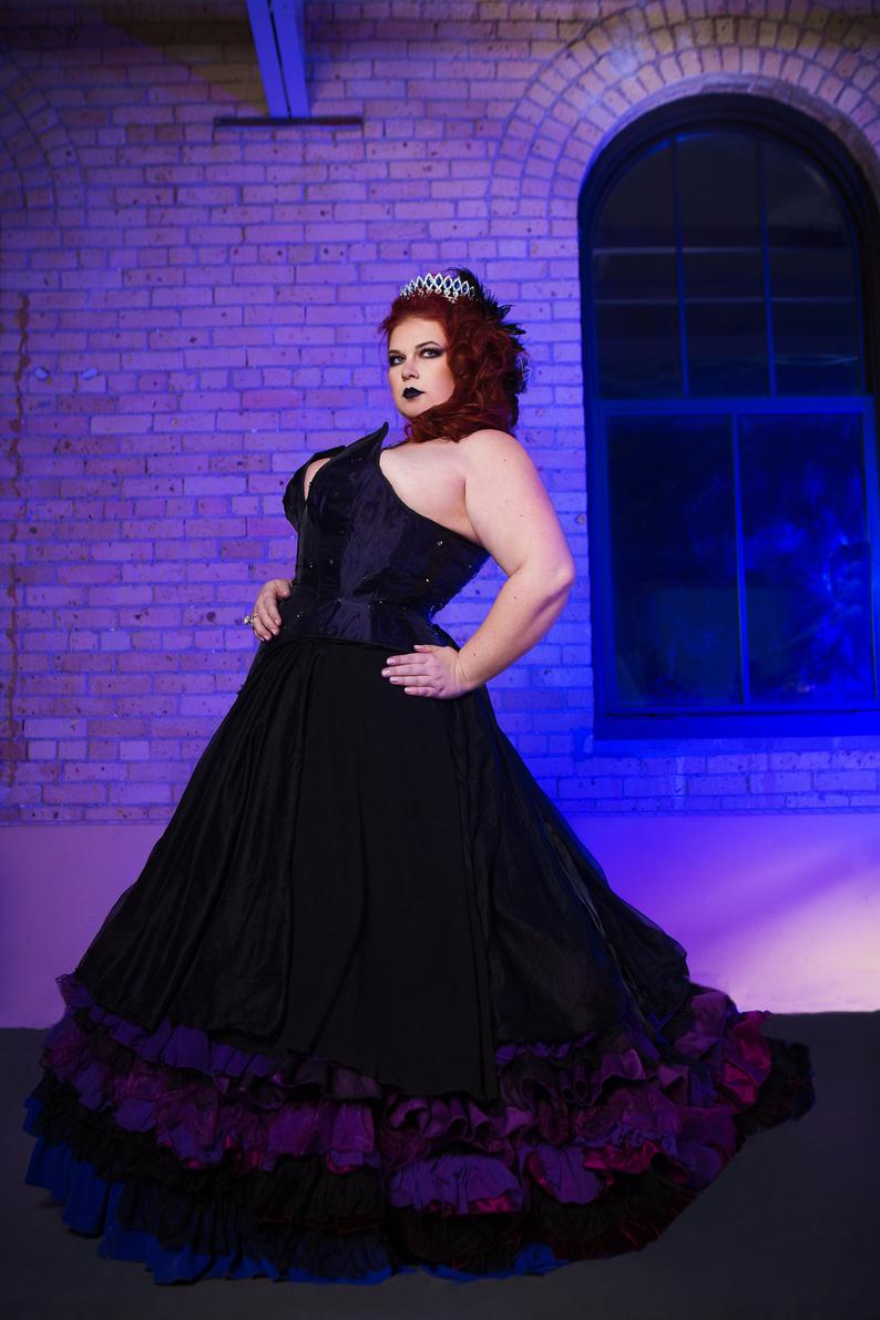 Amazing Plus Size Beaded Gothic Wedding Dresses V Neck Tiered Taffeta Bridal Gowns A Line Sweep Train Robe De Marie 407