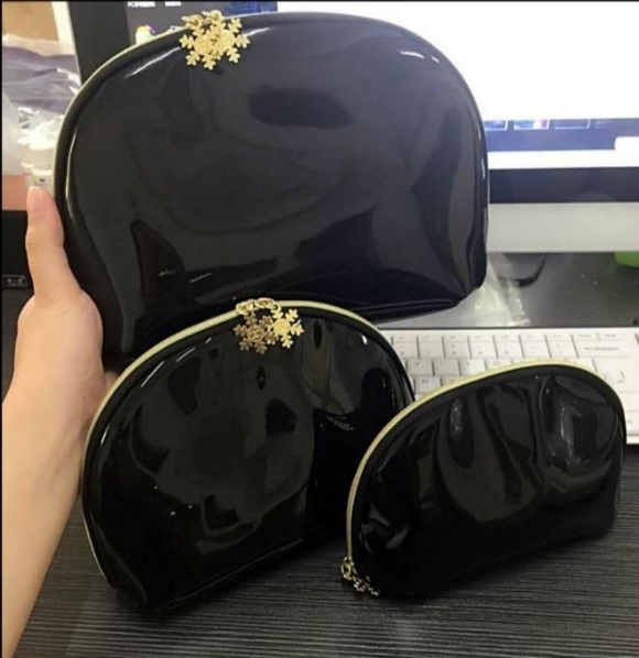 Designer- Cosmetic bag snowflake brand Designer vanity case Women organizer make up bag Black shiny leather toiletry clutch pouch gift 3pc
Designer- Cosmetic bag snowflake brand Designer vanity case Women organizer make up bag Black shiny leather toiletry clutch pouch gift 3pc
