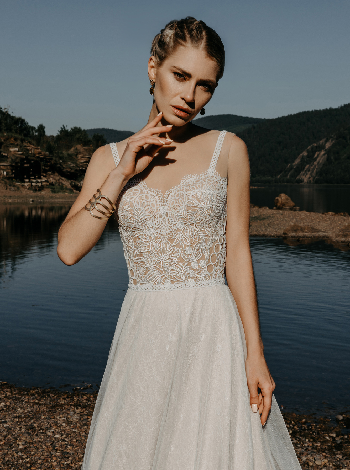 Bohemian Beach Wedding Dresses Jewel Neck Full Tassel Appliqued Bridal Gowns Lace Illusion Boho Sweep Train Wedding Dress