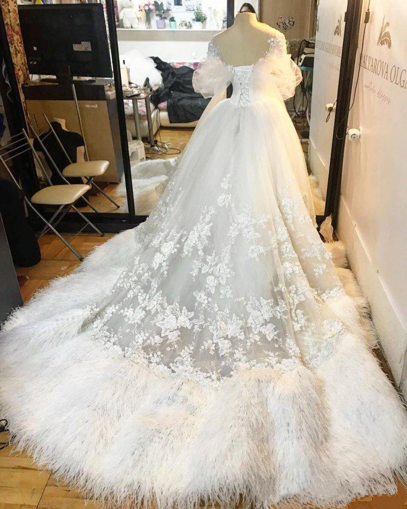 Gorgeous Feather Wedding Dresses 2019 Lace Appliques Sheer Short Sleeves Bridal Gowns Lace Up Back Sweep Train Saudi Arabic Wedding Vestidos