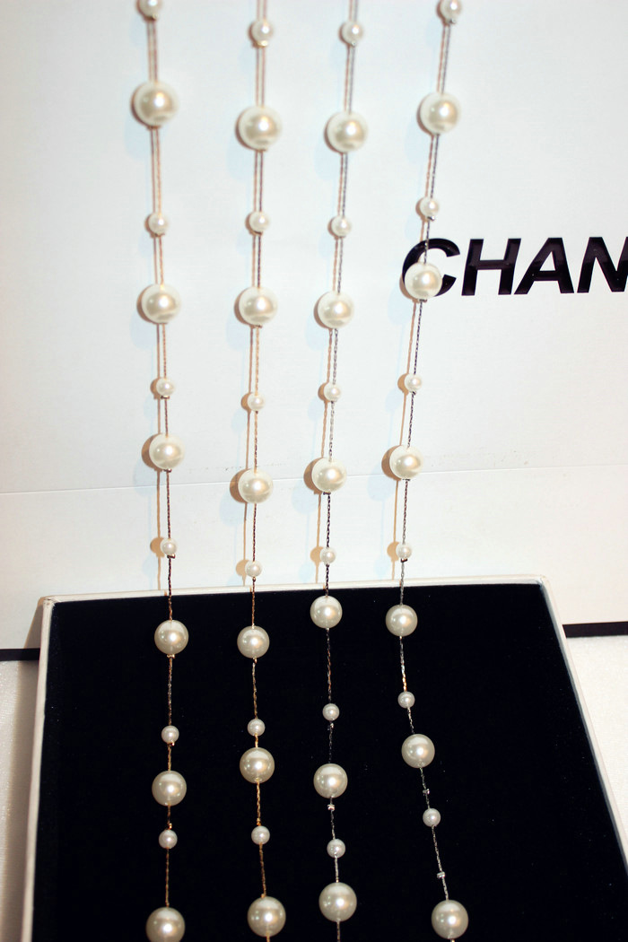 Wholesale-r hot Korean version classic style pearl sweater chain long gold and silver double layer statement necklace woman
Wholesale-r hot Korean version classic style pearl sweater chain long gold and silver double layer statement necklace woman