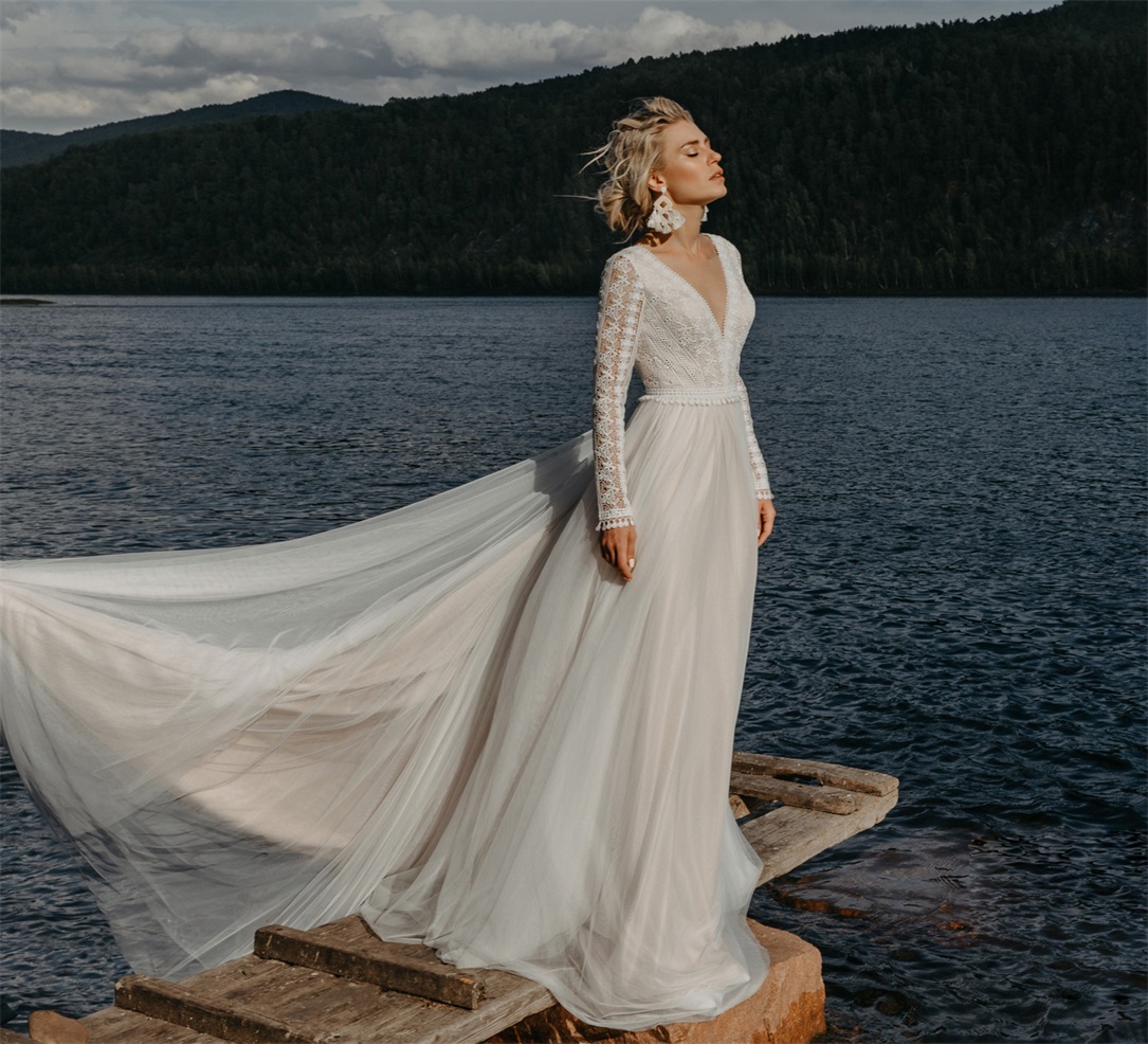 New Arrvial A Line Beach Wedding Dresses V Neck Lace Long Sleeves Bohemian Wedding Dress Backless Bridal Gowns