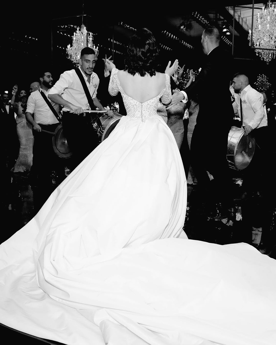 Beaded Stylish Lace Backless Wedding Dresses Bateau Neck A E Long Sleeves Side Split Bridal Gowns Sweep Train Taffeta Robe De Mari E