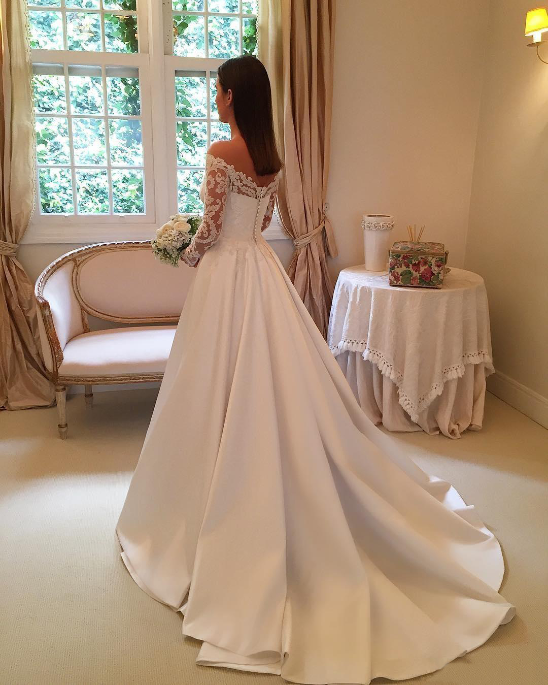 Setwell Sweetheart A-line Wedding Dress Long Sleeves Floor Length Court Train Pleated Lace Satin Bridal Gown