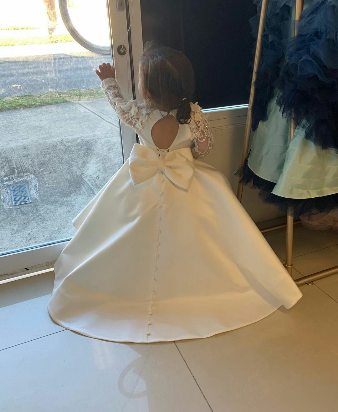 Cute White Flower Girl Dresses Jewel Long Sleeves Bow Applique Beaded Girl Pageant Gown Ruffle Tulle Tiered Skirts Birthday Gown Cheap