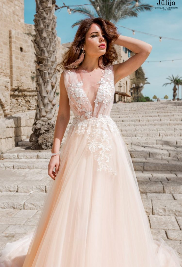 2019 Bohemian Wedding Dresses V Neck Sexy Backless A Line Lace Sweep Train Beach Wedding Dress Plus Size Boho Bridal Gowns Floral Appliques
