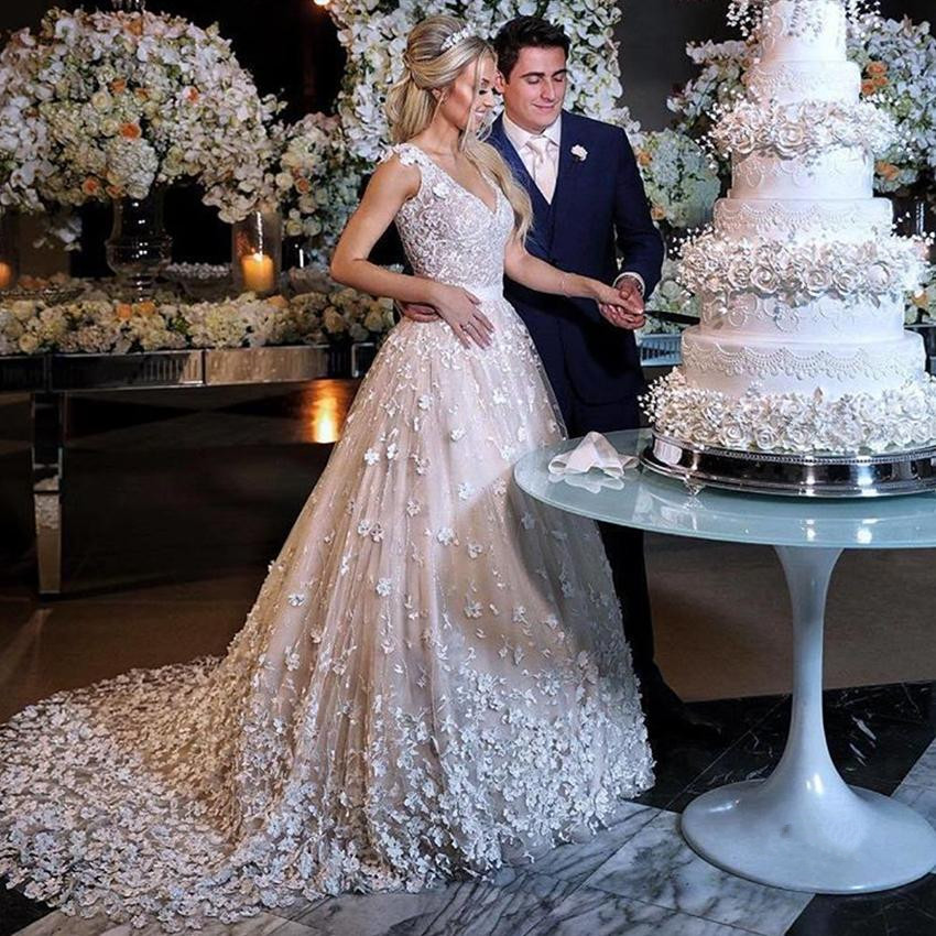 Vintage 2019 Lace Wedding Dresses 3D Floral Appliqued V Neck Wedding Dress Plus Size Bridal Gowns Vestidos Robe De Mariée