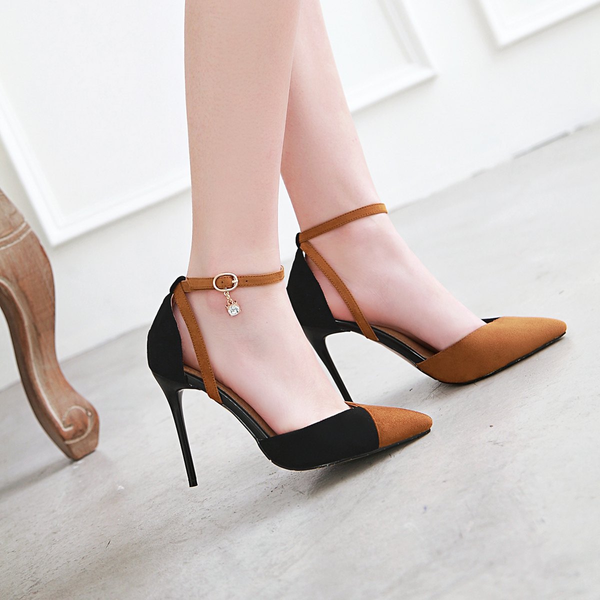 1 Wholesale New Designer PatchWork Single Buckle Sexy Pointed Toe Women Pumps 10cm Fashion High Heels Shoes for Women Dress Shoes Large Size, Black
1 Wholesale New Designer PatchWork Single Buckle Sexy Pointed Toe Women Pumps 10cm Fashion High Heels Shoes for Women Dress Shoes Large Size, Black