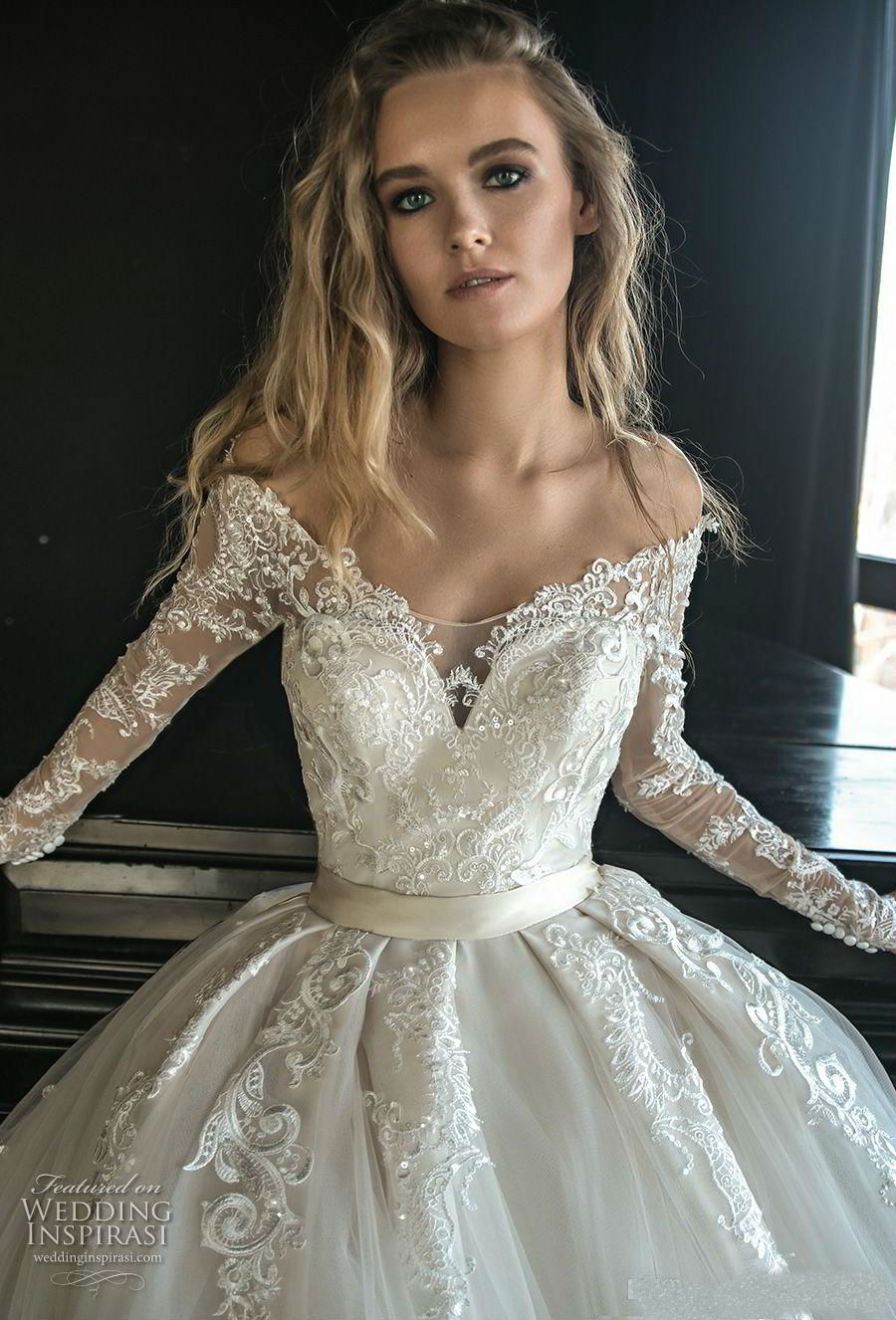 2019 New Beach Wedding Dresses Off Shoulder Long Sleeve Tulle robe de mariée Lace Applique Sequined Bridal Gowns Plus Size Wedding Dress