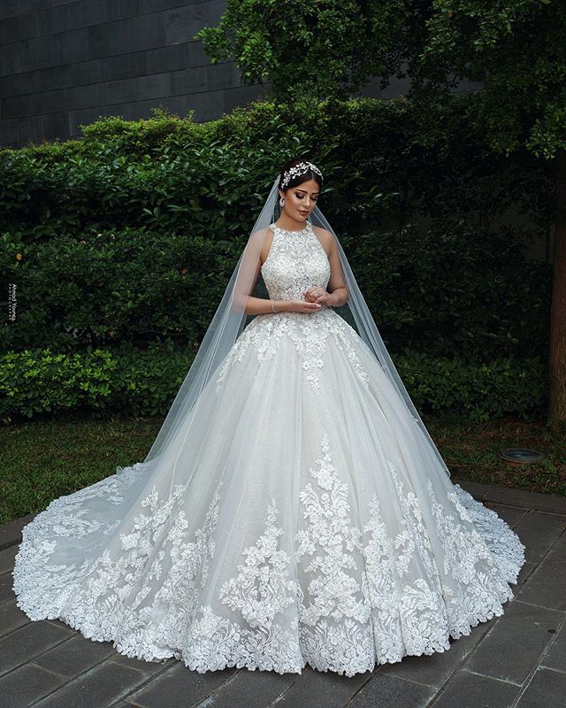 2020 New Pattern Arabic Bridal Wedding Dresses in Dubai Halter Neck Sexy Back Design Hight Quality Lace and Tulle Wedding Gowns for Women