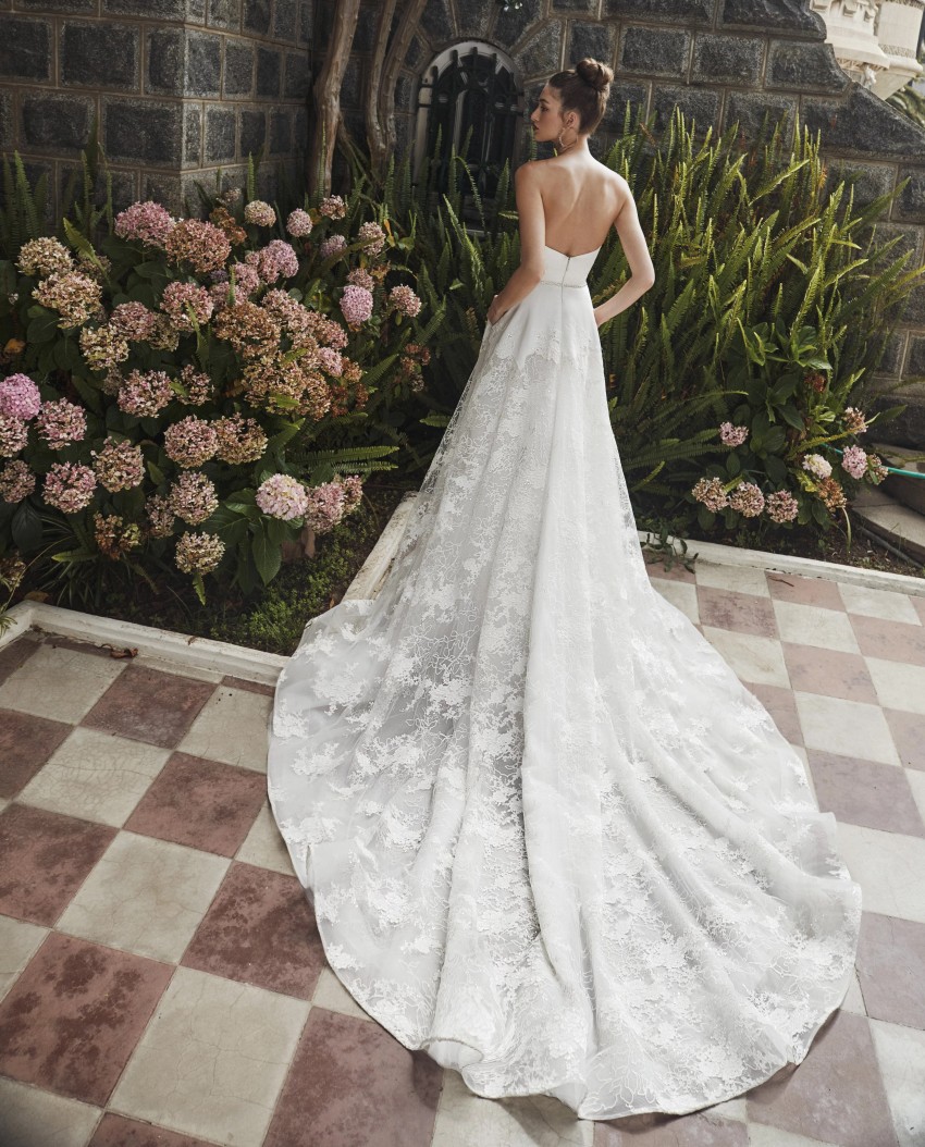 A Amazing E Lace Beaded Wedding Dresses Sheer Plunging Neck Sleeveless Bridal Gowns Sweep Train Plus Size Robes De Mari E