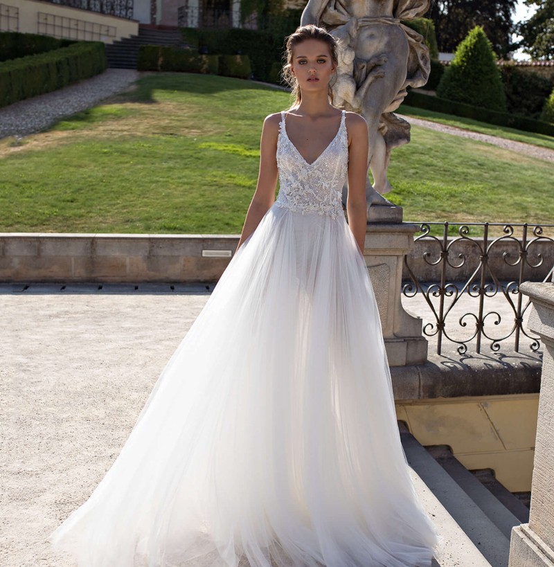 A Line Attractive Lace Beach Wedding Dresses Beaded V Neck Bohemian Backless Bridal Gowns Appliqued Floor Length Tulle Robe De Marie ppliqued