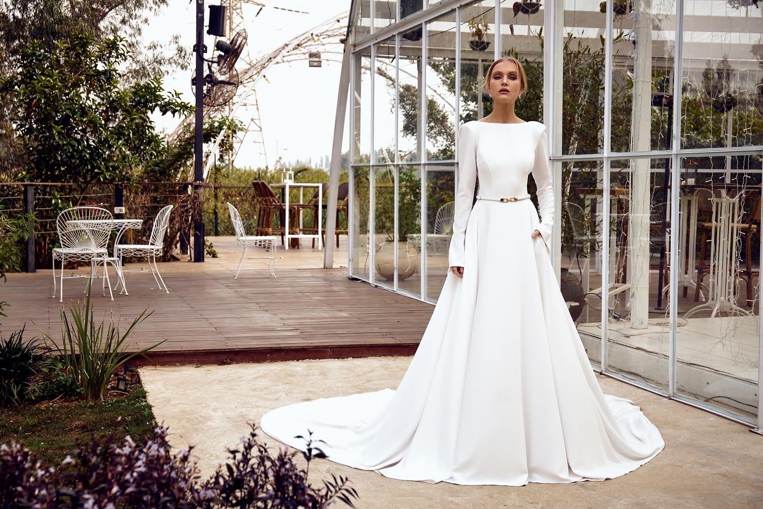 New Julie Vino Wedding Dresses Long Sleeve Bateau Simply Bridal Gowns Sexy Backless Sweep Train Beach Wedding Dress