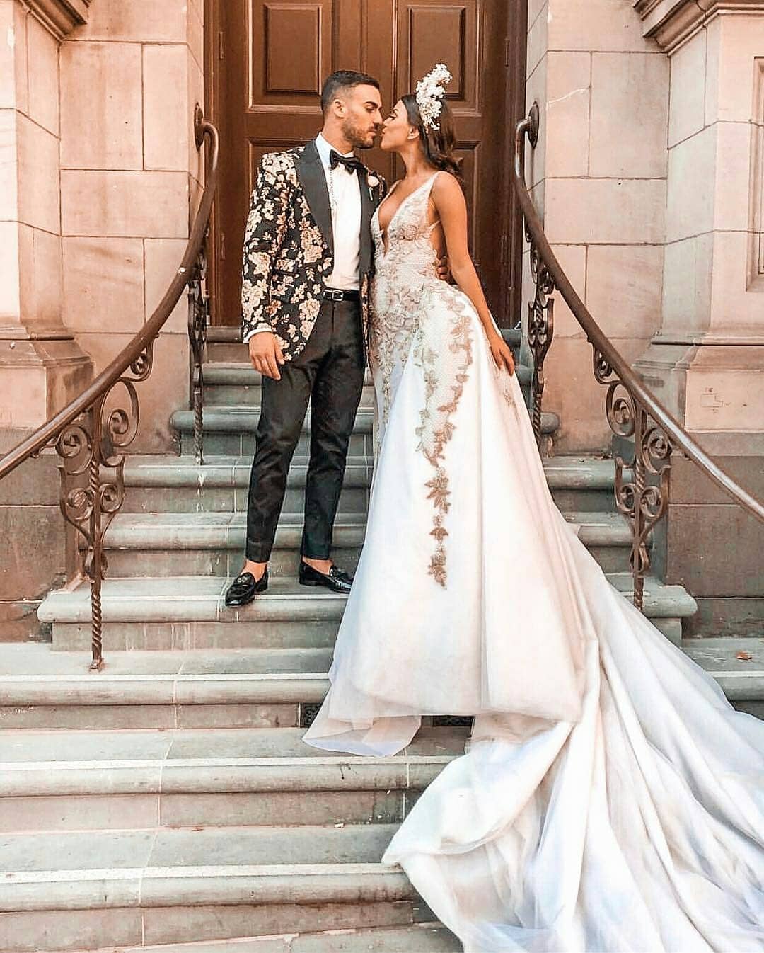 plus size vintage wedding dresses with detachable sleeveless deep v neck lace appliqued court train sexy robes de marie