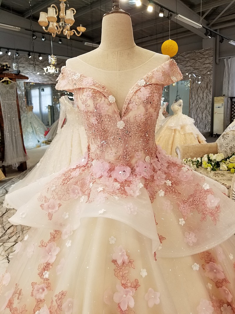 Elegant Blush Pink Puffy Wedding Dresses Off the Shoulder Handmade Flower Country Bridal Dress Lace Appliques 3D Floral Wedding Gowns