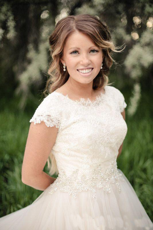 Modest Lace Wedding Dresses Scoop Neckline And Cap Sleeves Beaded Crystal Tulle A-line Wedding Gowns Covered Button Back Country Bridal Gown