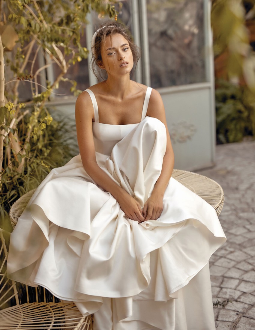 Ivory Lihi Hod Beach Wedding Dresses Square Neck Pleated Bridal Gowns A Line Sweep Train Satin Covered Buttons Back robe de mariée