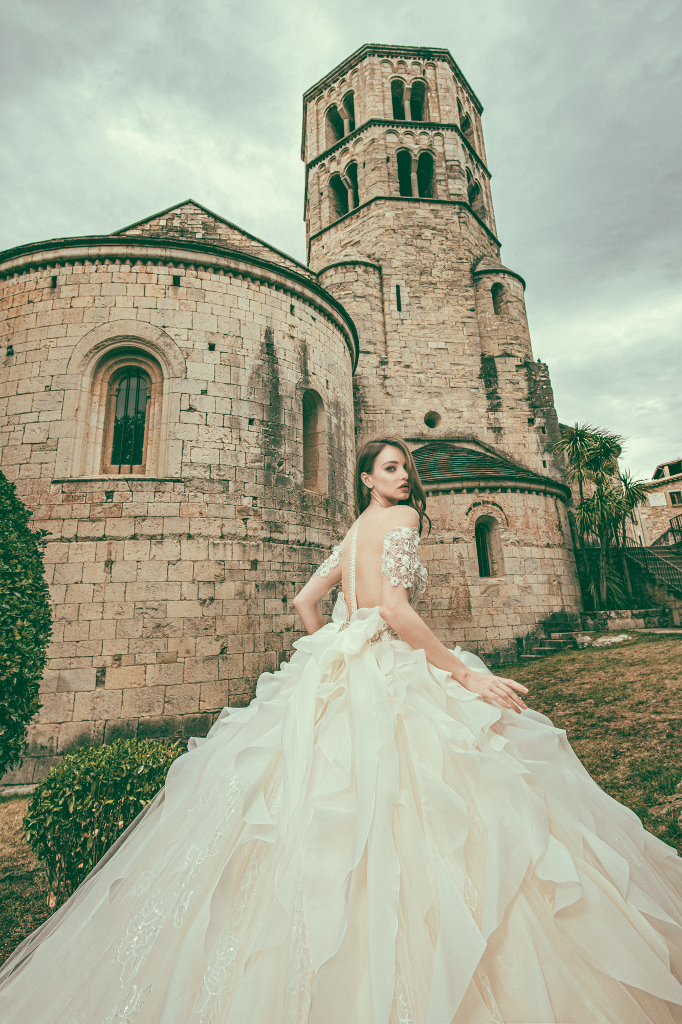 Modest Bohemian Corona Borealis Ball Gown Wedding Dresses Short Sleeve Tulle Lace Pearls Crystal Wedding Gowns Sweep Train robe de mariée