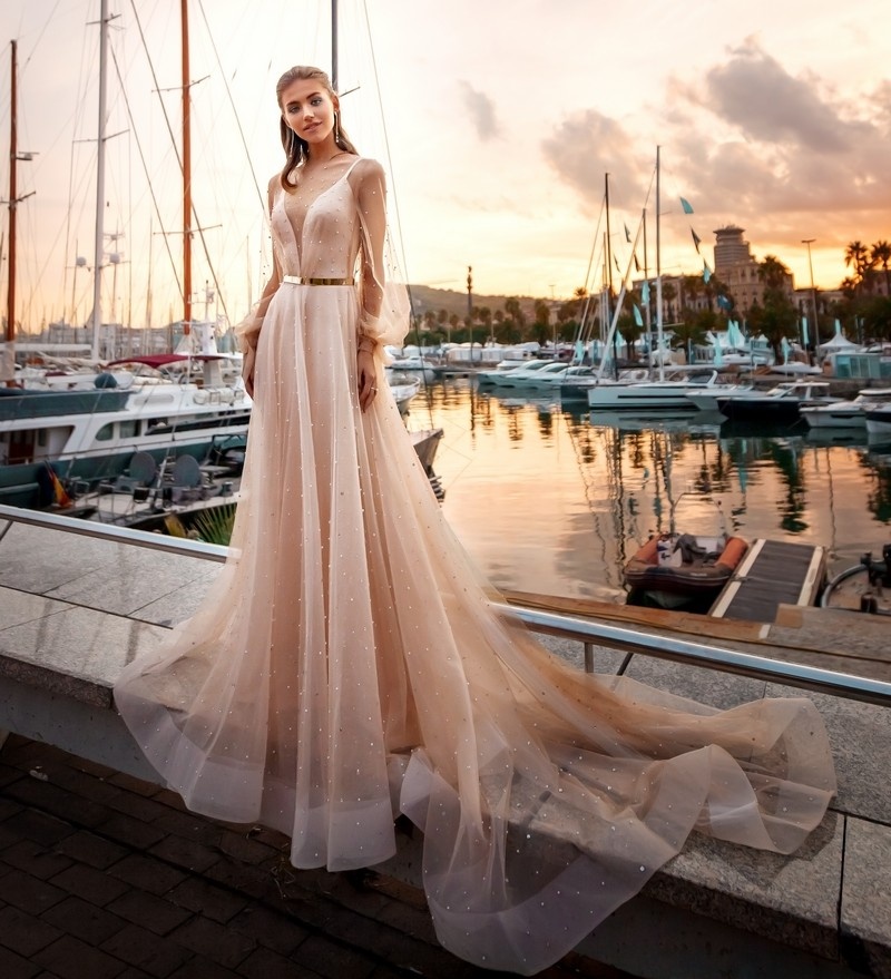 A Stunning Beaded Line Wedding Dresses Sheer Deep V Neck Long Sleeves Bridal Gowns Sweep Train Tulle Robe De Marie