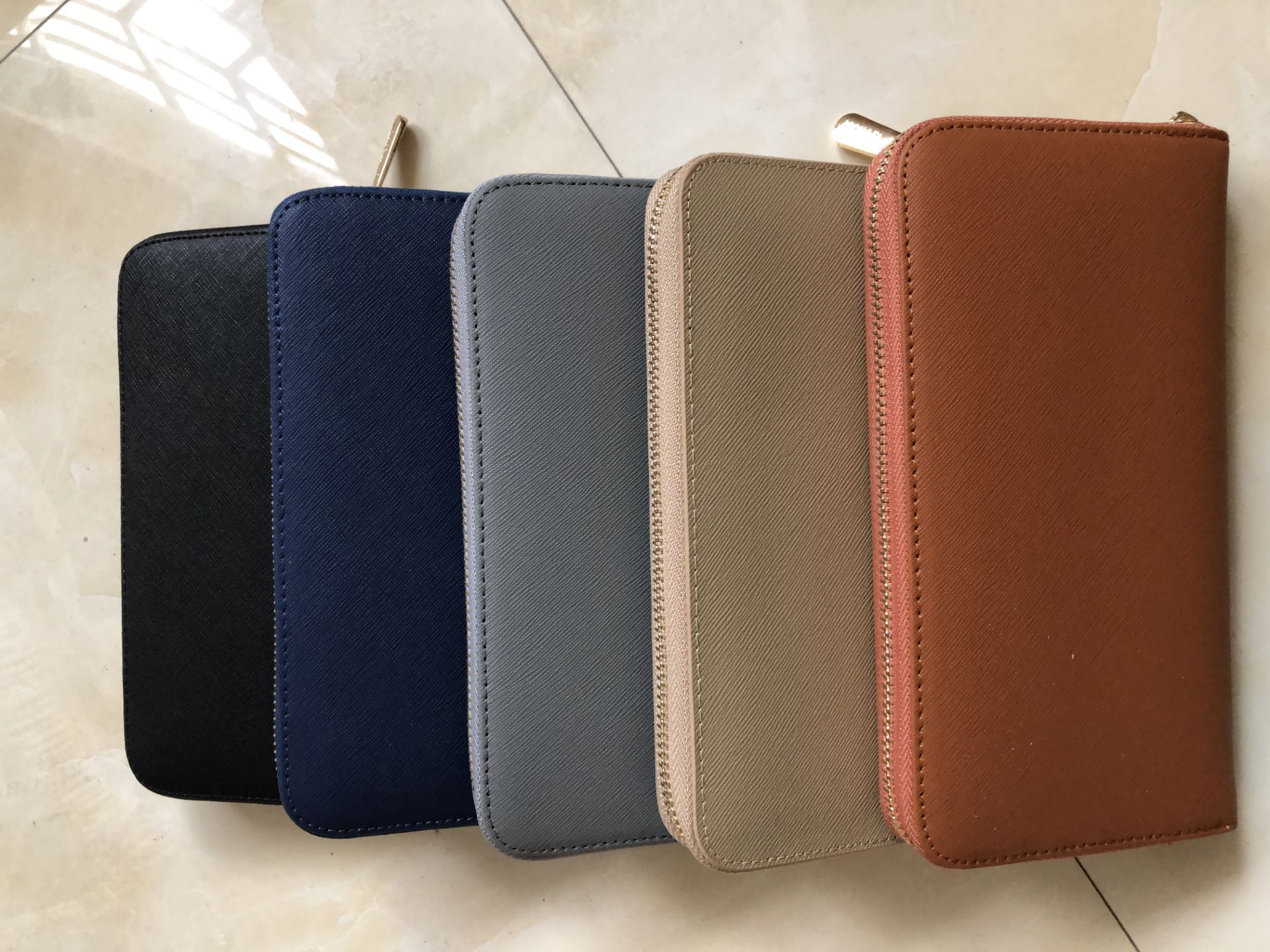 2019 classic hot sale cross pattern wallet multicolor M men and women wallet wholesale66898, Red;black
2019 classic hot sale cross pattern wallet multicolor M men and women wallet wholesale66898, Red;black