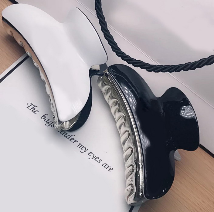 9X4CM Korean version black and white acrylic claw clip rhinestone letter hairpin word clip headgear counter gift, Golden;silver
9X4CM Korean version black and white acrylic claw clip rhinestone letter hairpin word clip headgear counter gift, Golden;silver
