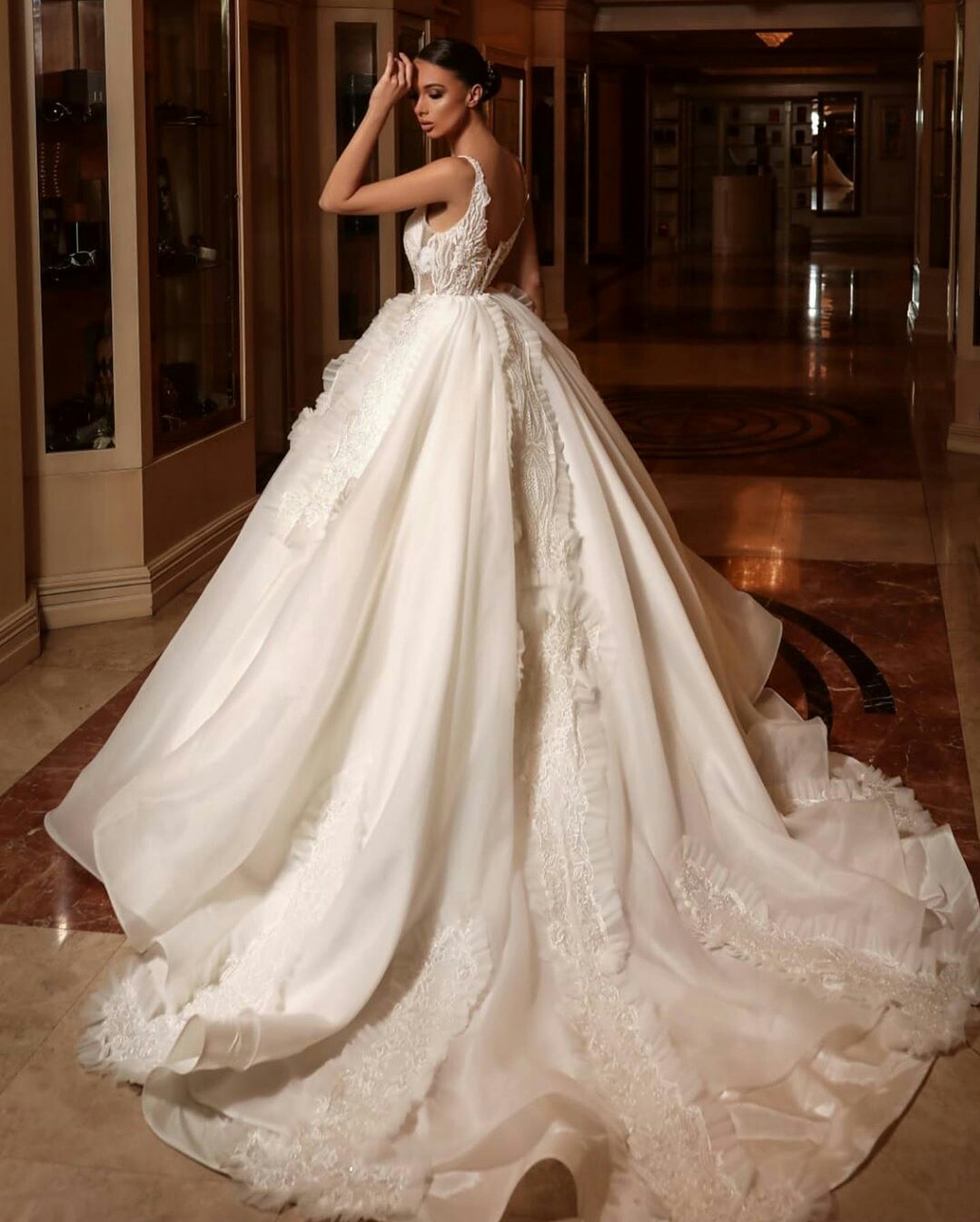 Luxury Arabic Wedding Dresses V Neck Ruffles Appliques Sweep Train Plus Size Wedding Dress Bridal Gowns Elegant Robes De Mariée