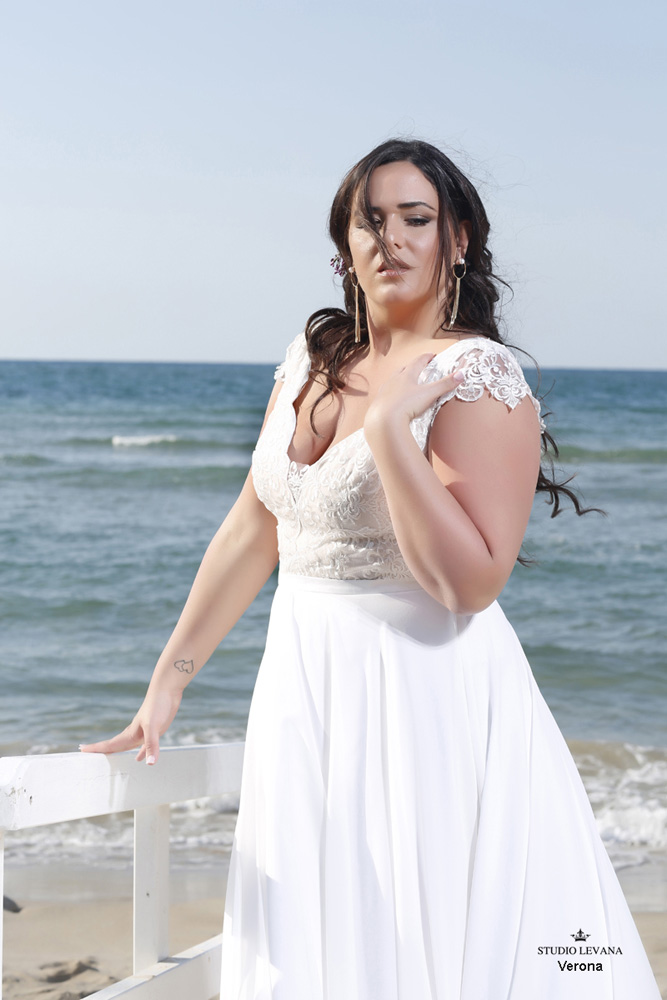 2020 New Arrival Wedding Gowns Lace Applique Sleeveless Plus Size Wedding Dresses V Neck A Line Floor Length Tulle Bridal Gown