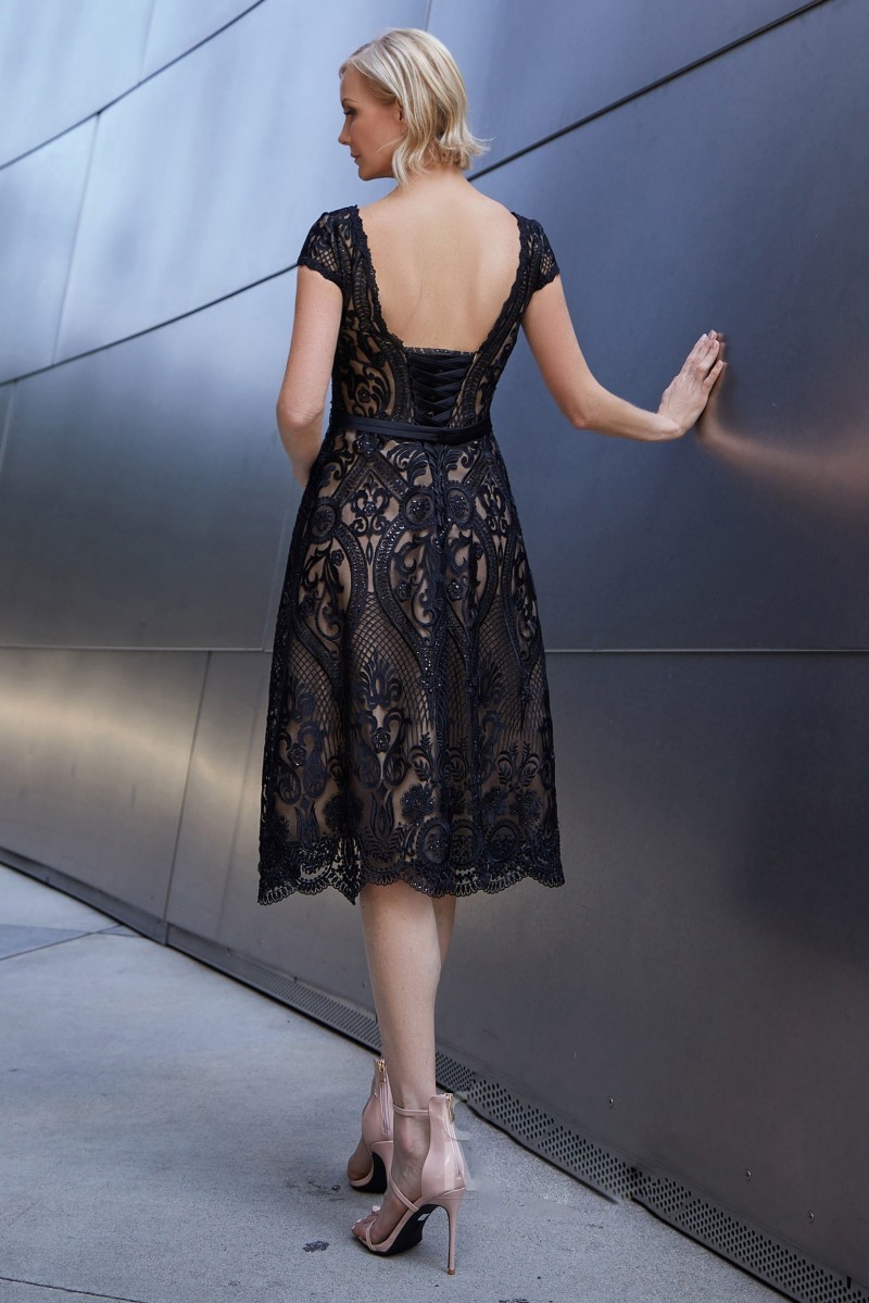 Black Knee Length Mother of the Bride Dresses Cap Sleeve Lace Wedding Guest Dress Jewel Neck Cheap Evening Gowns