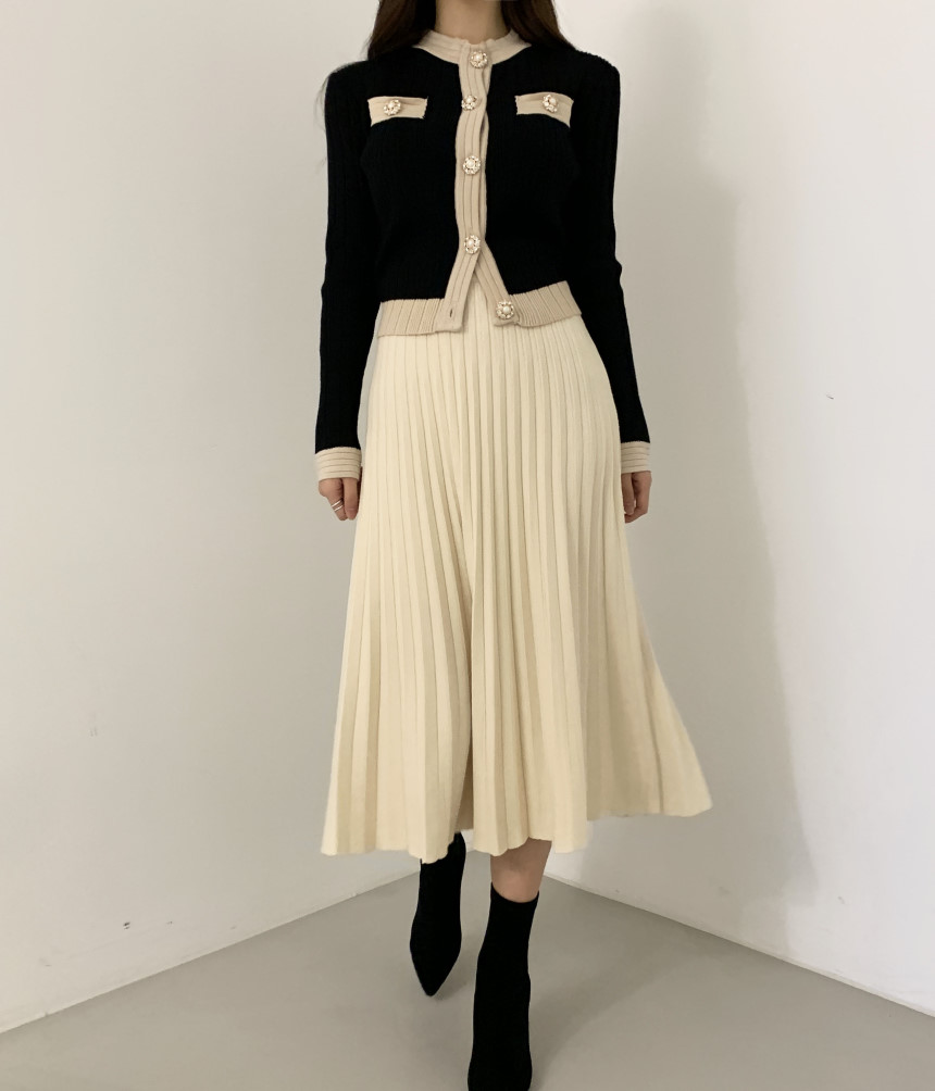 Black Chic Office Ladies Single Breasted Pearl Button Cardigan Sweater+Pleated Long Skirt Suit 2020 Spring Autumn Knitted 2 Piece DressesSet, Same as picture
Black Chic Office Ladies Single Breasted Pearl Button Cardigan Sweater+Pleated Long Skirt Suit 2020 Spring Autumn Knitted 2 Piece DressesSet, Same as picture