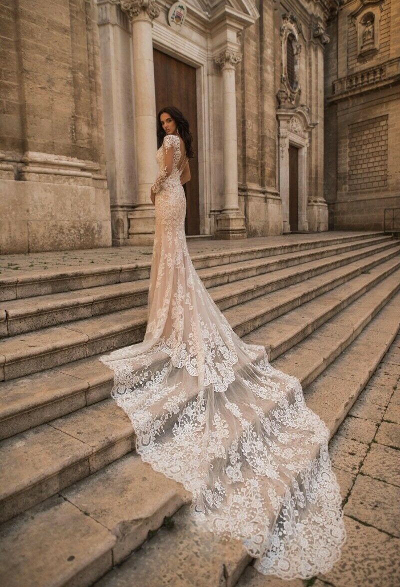 Champagne Mermaid Wedding Dresses V Neck Sheer Long Sleeve Lace Appliqued Bridal Gowns Sweep Train Plus Size Backless Wedding Dress