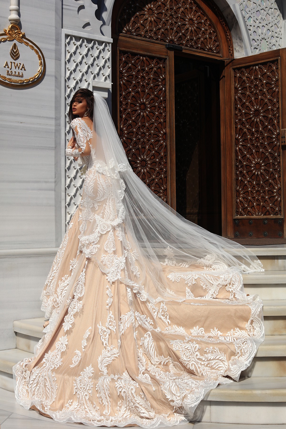2019 Champagne Wedding Dresses White Lace Applique Sheer Jewel Neck Country Wedding Dress Sweep Train Custom Made Plus Size Bridal Gowns