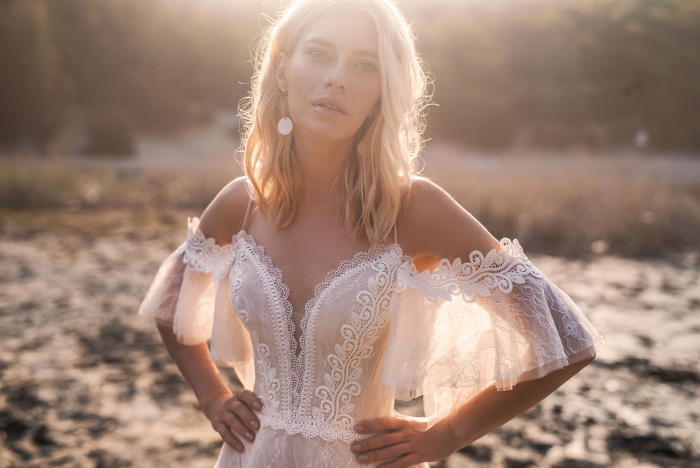 A Line Chic Lace Bohemian Wedding Dresses Off The Shoulder Sheer Plunging Neck Bridal Gowns Tulle Sweep Train Appliqued Robe De Marie ppliqued