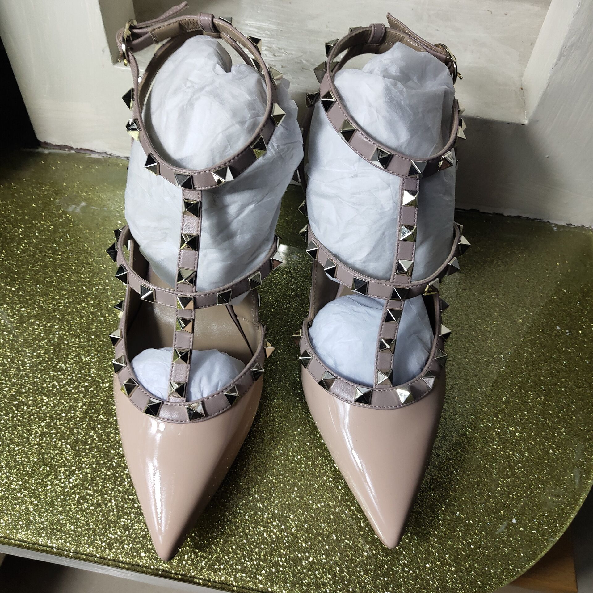 European Classic Luxury Style Women's Slippers,fashion Sandals, Rivets, Decorative Leather, high heel Slippers, Rubber Bottom, More Color, Nude
European Classic Luxury Style Women's Slippers,fashion Sandals, Rivets, Decorative Leather, high heel Slippers, Rubber Bottom, More Color, Nude