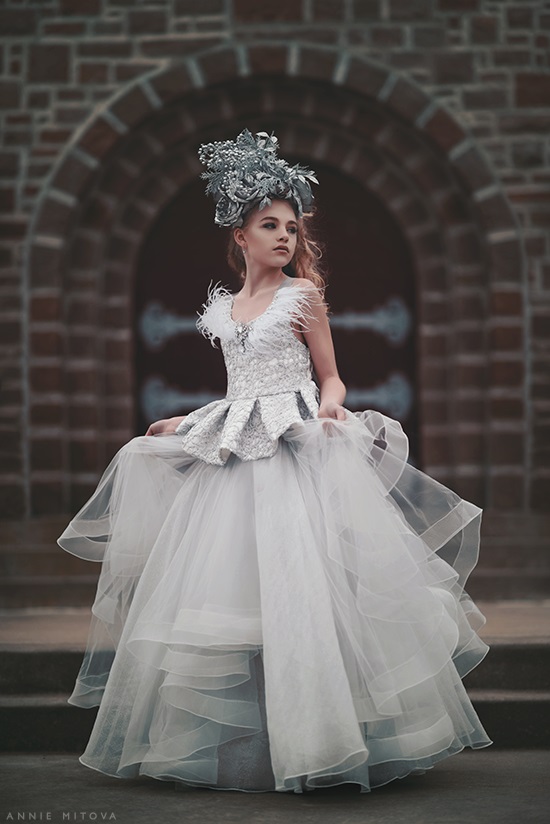 Silver Girls Pageant Dresses Jewel Neck Lace Feather Crystal Tiered Skirts Cute Flower Girls Dress Modest A Line Kids Party Gowns